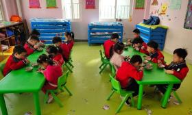 幼儿园给学生吃腐烂蔬菜、生蛆淋巴肉？销毁时被家长抓包！