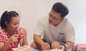 清华爸爸辅导女儿写作业崩溃捶墙：爸爸清华毕业，妈妈985，讲七八遍题女儿还不明白