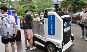 无人行李接驳车给新生送行李，南航开学用上了高科技
