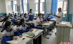 新疆喀什教师耕耘31年：“学生的快乐就是我的快乐”