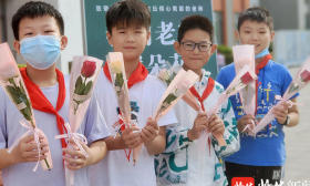 盐城:向老师献朵花，万朵鲜花谢师恩