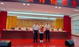 浙江一教师获奖210万元商品房和现金，校方：3年前还得过一辆28万元的车