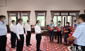 吴政隆在南京常州看望慰问教师 向广大教师和教育工作者致以节日问候崇高敬意