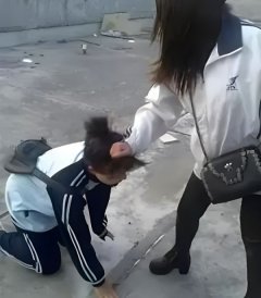 初中女生被围殴跪地求饶，为什么不告诉家长和老师？答案很残酷