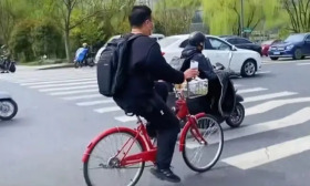 浙大博士生送外卖，当事人回应“给浙大丢人了”，网友：没偷没抢，劳动最光荣！