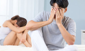 女体育老师在办公室与17岁的男学生“私会”，如今惨了