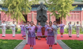 “诗画歌舞”诠释儒学文化，府学胡同小学在孔子诞辰日致敬先贤