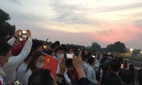 为祖国庆生，1300余名北京高校师生赴天安门广场观看升旗仪式