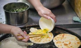 “送儿子去北大”鸡蛋灌饼店主，去北大做鸡蛋灌饼了