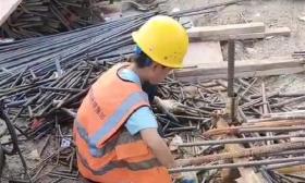父亲带9岁厌学儿子到工地体验搬钢筋，专家：方式不妥