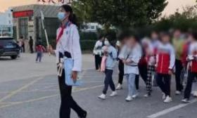 12岁小学生身高1.9米被高校选中，体育局：征求过本人和家人意见，她1.86米的姐姐也被选中