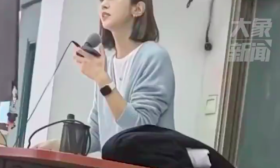 高校女老师颜值引欢呼，学生：第一排座位都抢不到
