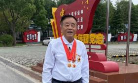 “诗咏新时代 逐梦新征程”融媒体行动｜全国道德模范常德盛领诵《奔跑者之歌》