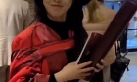 妈妈嫌女儿博士毕业不出门社交，拍其埋头学习的一幕惊艳了网友！