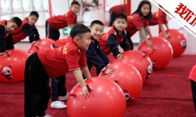 揭秘春晚《我和爷爷踩高跷》幕后：孩子们每天练习滚球2000次