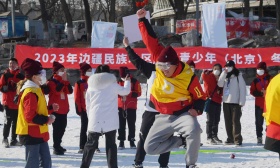 参与冰雪运动、和志愿者交流，多民族青少年感受“双奥之城”