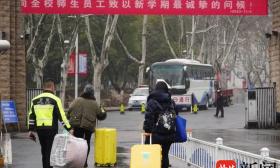 高校春季学期开学，家长进校一起打卡校园