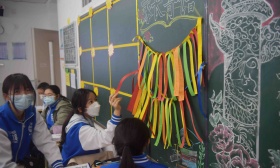 发新书、玩游戏、抽“红包”，北京十八中学子迎来新学期返校日
