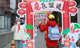 走“兔”门、领礼物，西中街小学在“回温·回暖”中迎接新学期