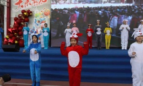 开学首日，北京十一学校一分校师生齐跳“兔子舞”迎接新学期