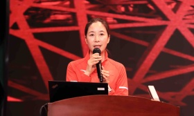 奥运冠军王丽萍为人开学子讲述第一课，鼓励学生遇到困难勇敢坚持