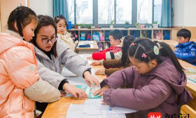 喜欢站在课桌上上课的小学生终于下来了，这所小学325名学生个个有“导师”
