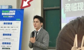 李佳琦现身校园招聘女主播，教室爆满尖叫不断，要求学历最低大专