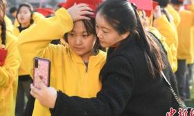 长沙一学校举办成人礼 家长为子女行加冠礼