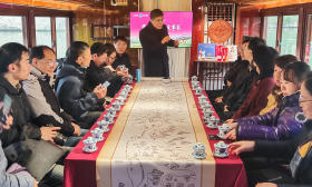 南工大教师将思政课堂“搬”到了秦淮河边