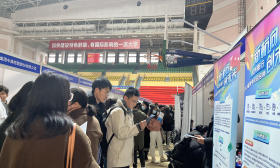 南师大招聘会上演“抢人”名场面，局长校长一起“上”！