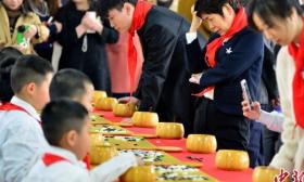 围棋名手走进福州校园与小学生对弈