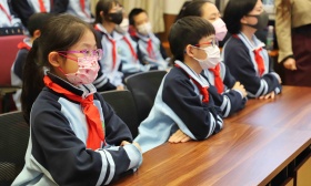 带学生连线冬奥志愿者，新京报走进黑芝麻胡同小学共话雷锋精神