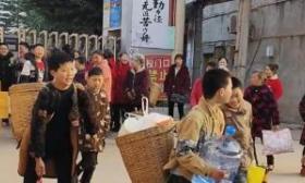 小学生背着“锅碗瓢盆”去春游上热搜 引80后90后集体回忆杀：曾经的野炊