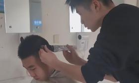 男生大学3年免费为同学理发500多次，当事人：大一自学的技术，学校理发店常问我啥时候毕业