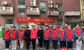 南京二十九中学生开展学雷锋义务劳动