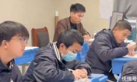班主任直接坐教室里办公？老师：感动不？学生：不敢动！