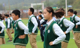 上海一小学家长拒绝买“高价”校服，官方给出回应，家长腰板直了