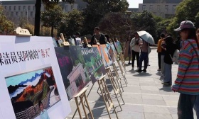 南大学子为保洁员吴阿姨办画展，记录阿姨笔下的“星辰大海”