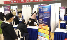 人社部大中城市巡回招聘会走进扬州大学，273家优质企业提供1221个岗位
