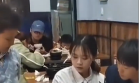 妈妈大学旁开饭馆成儿子辅导班，网友：现实版孟母三迁
