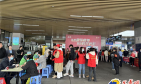 雷锋精神永不过时 南京站地区办起“公益市集”