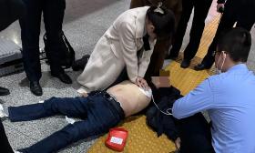高铁站有人突发疾病，南医大医学生挺身而出