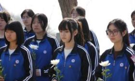 扫墓、献花、讲述先辈事迹，密云中小学沉浸式缅怀革命先烈