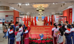 北京市宏庙小学学生参观雷锋精神主题展，听北京榜样讲述雷锋精神
