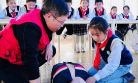 市实验小学普及“心肺复苏”“海姆立克”急救知识