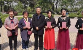 江苏省红楼梦学会走进月牙湖街道向居民赠送《红楼梦》