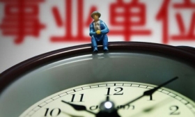 教师请病假25年未返岗，退休前发现编制“消失”，校方称已不存在劳动关系