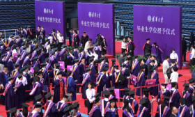 清华大学迎来112周年校庆，为部分往届毕业生补办学位授予仪式