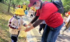贺家弄幼儿园：亲子环保毅行 致敬“城市美容师”