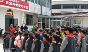 走进“爱心食堂”，践行志愿精神